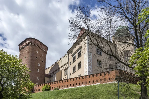 Viejo castillo en la colina de Wawel en Cracovia — Foto de Stock