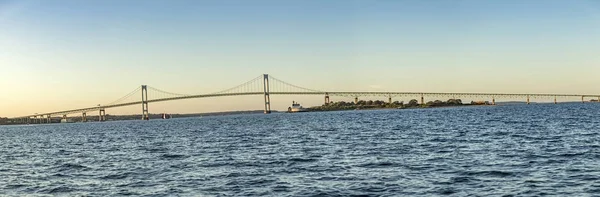 Newport Bridge med fyr i solnedgång — Stockfoto