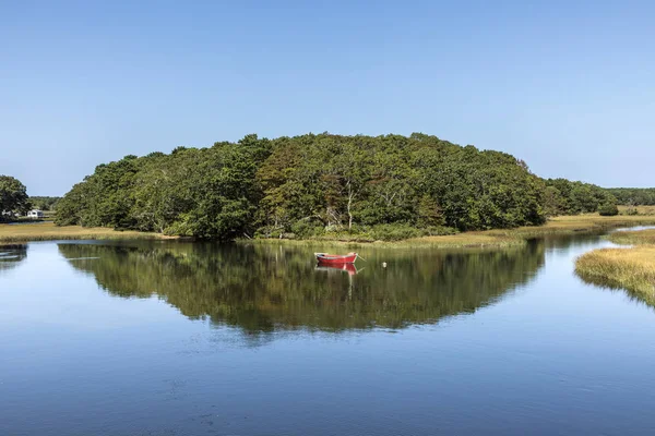 Barco en el hermoso paisaje del lago en Harwich —  Fotos de Stock