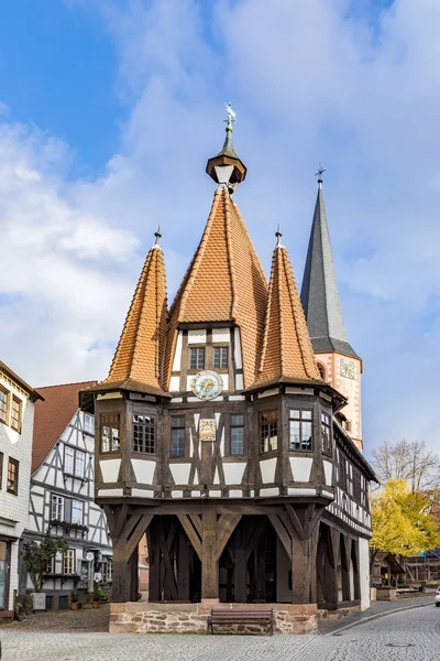 Slavné staré půl roubenou radnice v Michelstadt — Stock fotografie