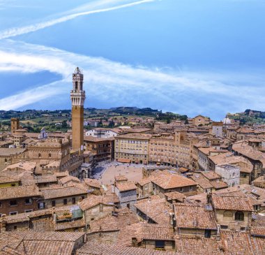 Siena şehir merkezinde, gün batımında Campo Meydanı (Piazza del Campo)