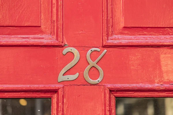 Domovní číslo 28 v červené vstupní dveře — Stock fotografie