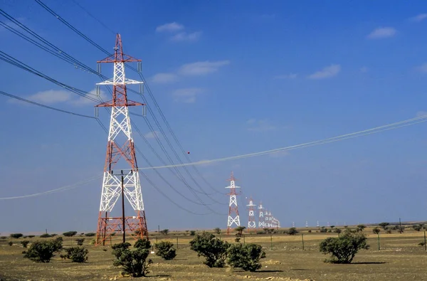オマーンの砂漠の青い空の下で電気のパイロン — ストック写真