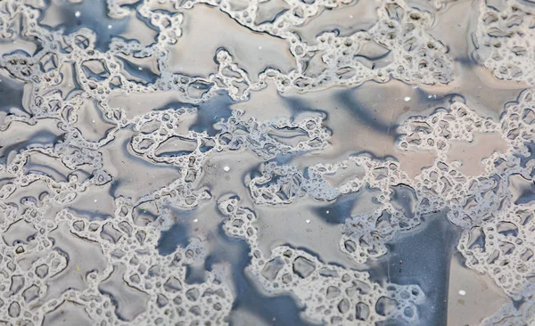 Vatten vid ett metallbord — Stockfoto