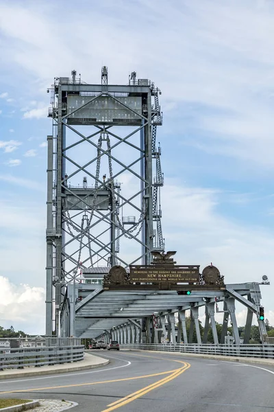 De Memorial Bridge over de Piscataqua rivier, in Portsmouth, w — Stockfoto