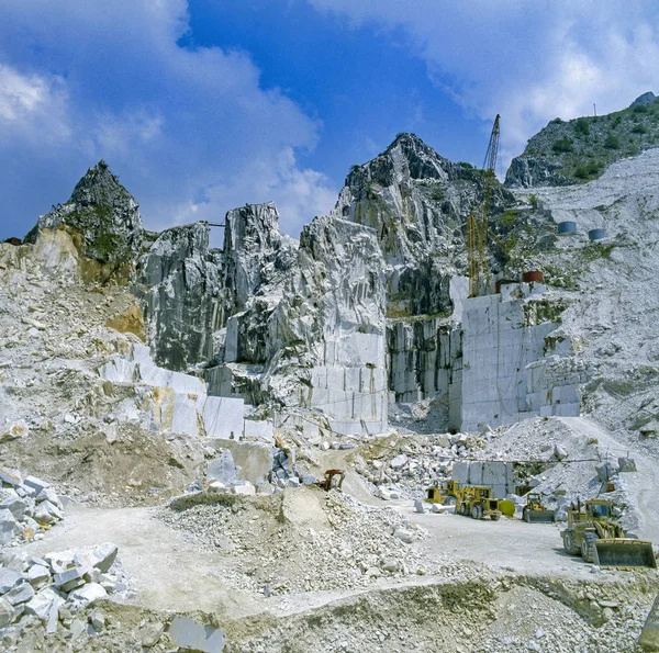 卡拉拉-Fantiscritti 山谷的大理石采石场。大理石作品 — 图库照片