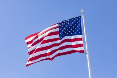 Stars and stripes mavi gökyüzü altında