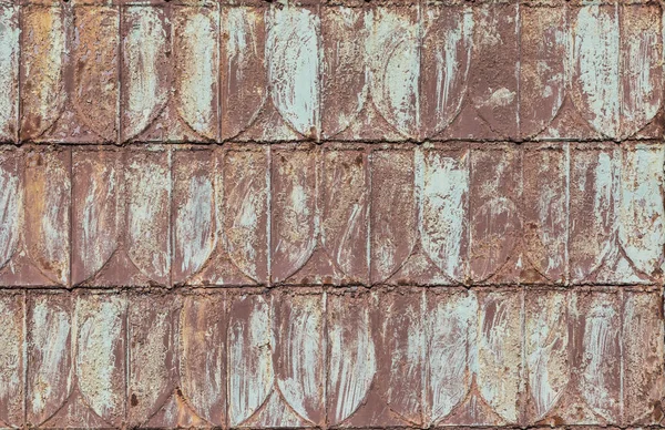 Viejas tejas de metal en la pared — Foto de Stock