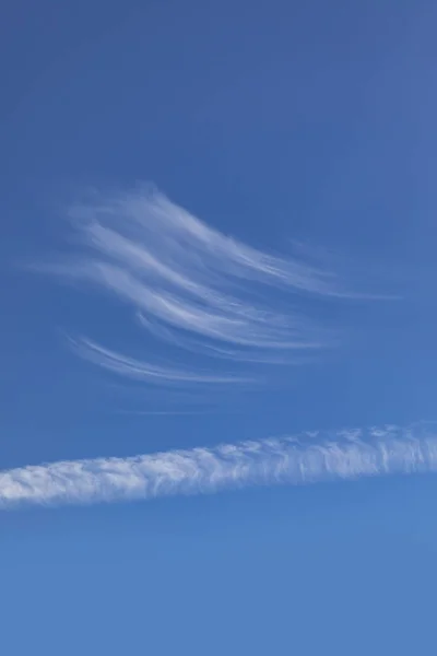 Achtergrond van wolken onder de blauwe hemel — Stockfoto