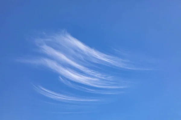 Fundo de nuvens sob o céu azul — Fotografia de Stock