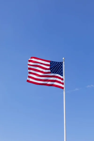 Stars and stripes under  blue sky — Stock Photo, Image