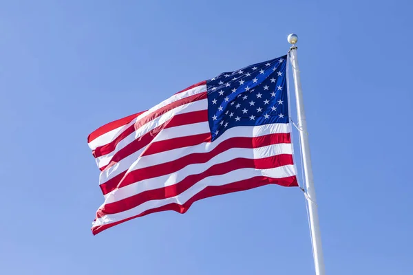 Stars and stripes under  blue sky — Stock Photo, Image