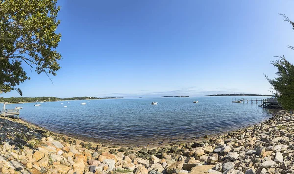 Costa e baía com barcos em chatham, cape Ilha de bacalhau — Fotografia de Stock