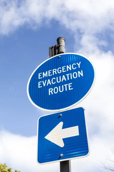 Sign emergency evacuation route — Stock Photo, Image
