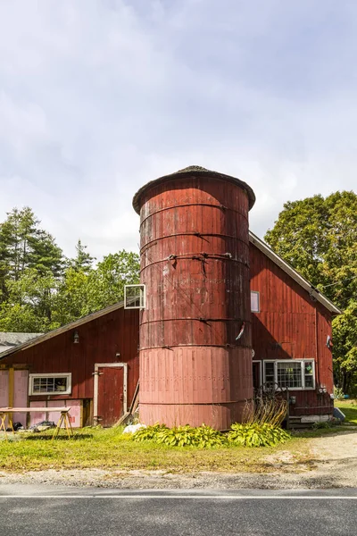 Altes Silo auf einem kleinen Bauernhof in Neuengland — Stockfoto