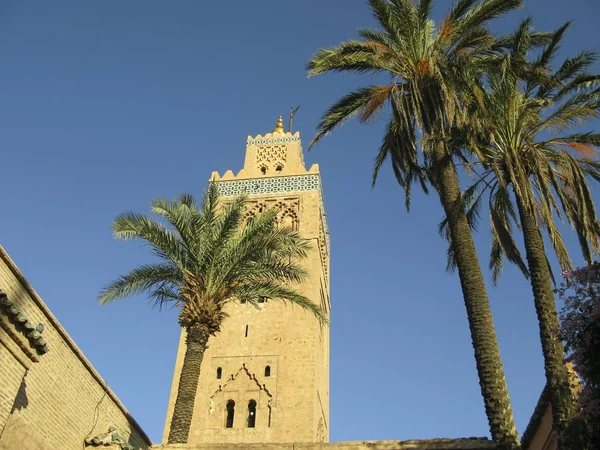 Vroege ochtend in Marrakesch met uitzicht op de beroemde minaret — Stockfoto