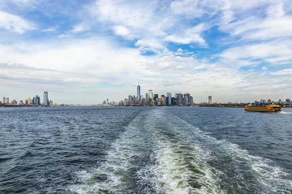 Skyline von New York mit Fähre — Stockfoto
