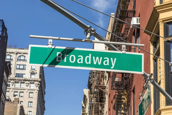 道路標識ニューヨークのブロードウェイ — ストック写真