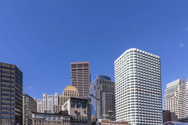 Rascacielos en el centro de Boston con mezcla de arcos antiguos y modernos —  Fotos de Stock