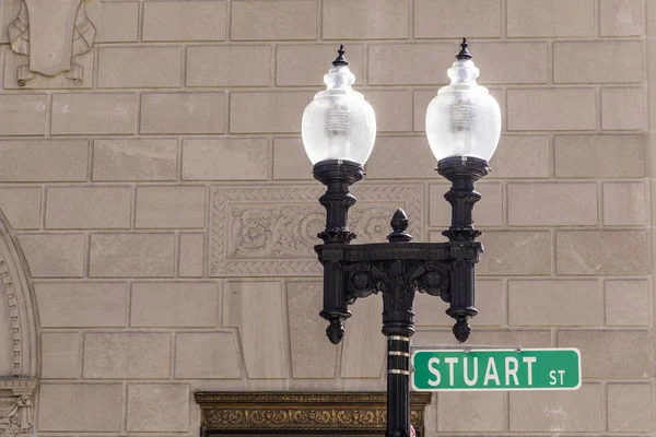 Oude lantaarn met street ondertekenen stuart street in Boston, Ma — Stockfoto