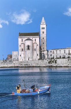 Trani Denizde geçen bir fisherboat ile üzerinde Katedrali