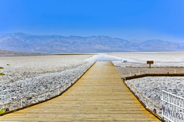 saltsee ve Ölüm Vadisi'nde Badwater havzasında öğle ısı