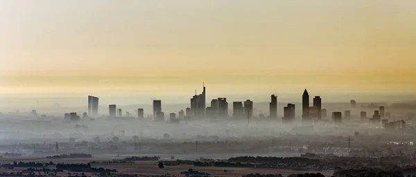 朝の霧でフランクフルト ・ アム ・ マイン — ストック写真