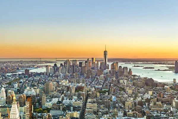 Spiegelende zonsondergang skyline van New York — Stockfoto