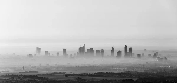 Φρανκφούρτη στον Μάιν στην ομίχλη το πρωί — Φωτογραφία Αρχείου