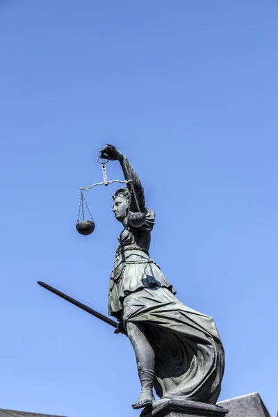 Giustizia signora con scala — Foto Stock