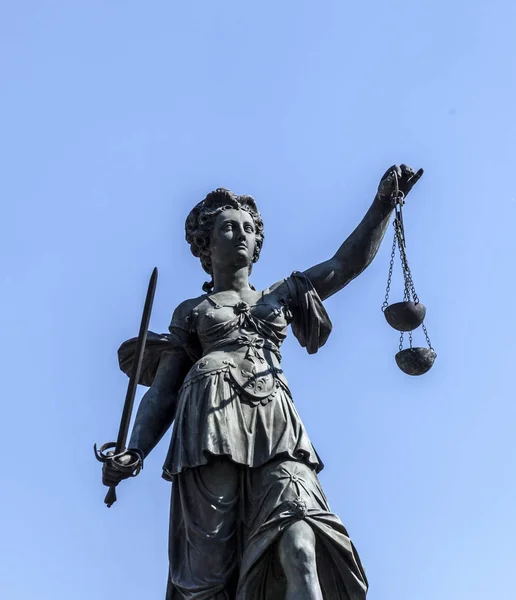Senhora justiça com escala — Fotografia de Stock