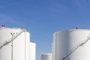 tank sahası demir merdiven ile beyaz tankları  