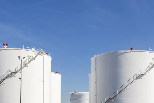 Biały czołgi tank Farm z żelaza schody — Zdjęcie stockowe