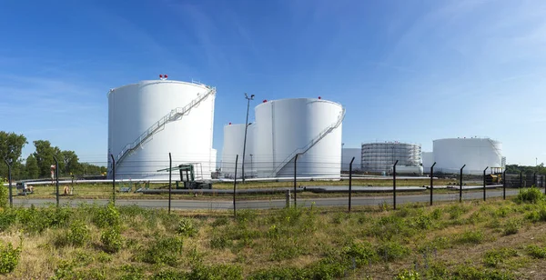 Witte tanks tank boerderij met ijzeren trap — Stockfoto