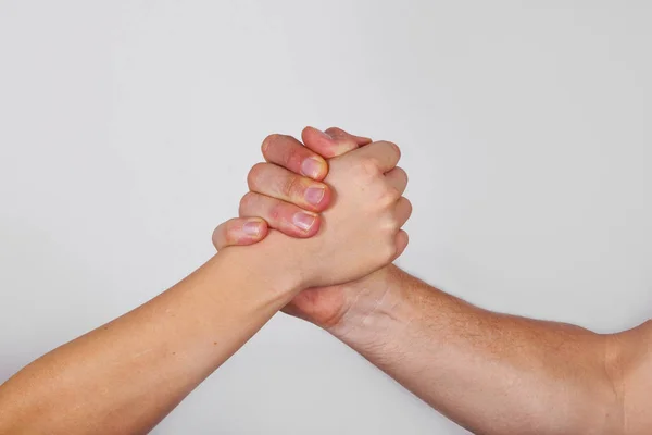 Hand i hand symboliserar lagarbete och förtroende — Stockfoto