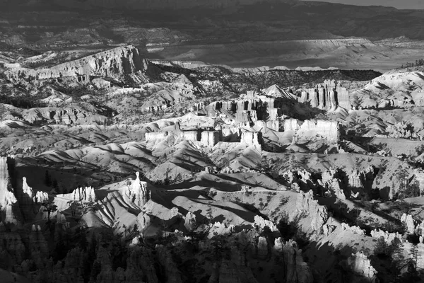 Bellissimo paesaggio nel Bryce Canyon con magnifica forma di pietra — Foto Stock