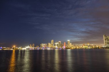 Miami şehir manzarası panorama alacakaranlıkta  