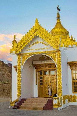 buddhistic stupa sitagu santi himalaya mo silüeti