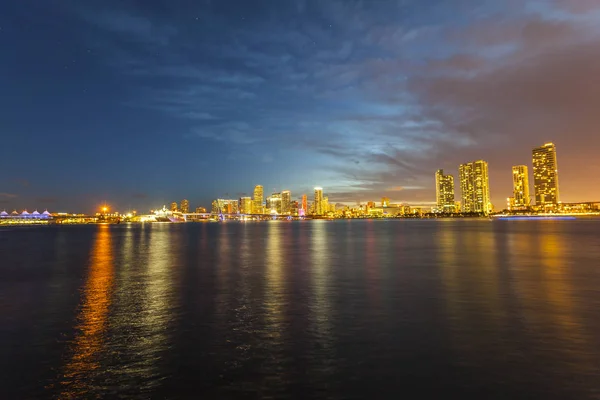 Miami city skyline panorama in de schemering — Stockfoto