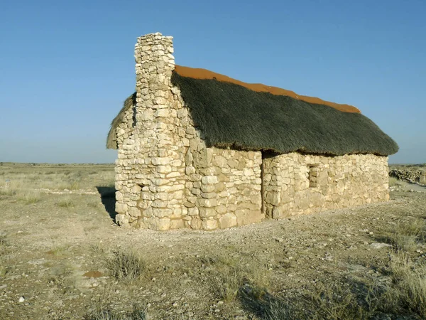 Oude hut van de lokale bevolking in Namibië, herbouwen voor toeristen — Stockfoto