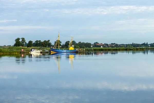 Malerische Landschaft mit Boot am Rückwasser der Ostsee in benz, u — Stockfoto