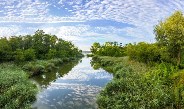 Petit ruisseau coule dans le lac d'eau douce de la mer baltique à Pudagla — Photo