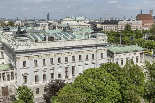 Vista al edificio del parlamento en Viena — Foto de Stock