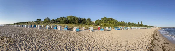 Pláž s lehátky v řadě v Zinnowitz, Usedom — Stock fotografie