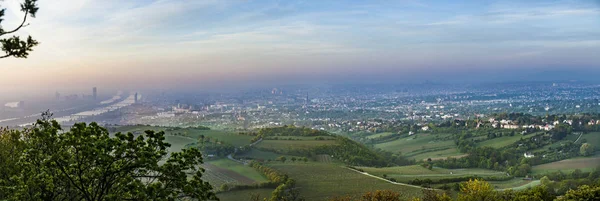 Panorama över Wien med förorterna och floden Donau — Stockfoto