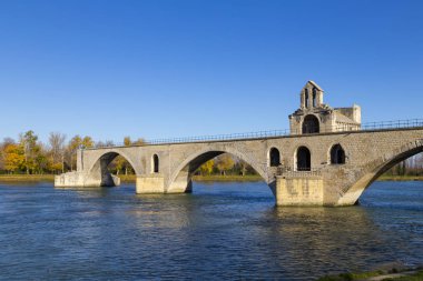 Pont d'Avignon, Avign kasaba ünlü bir ortaçağ köprü olduğunu
