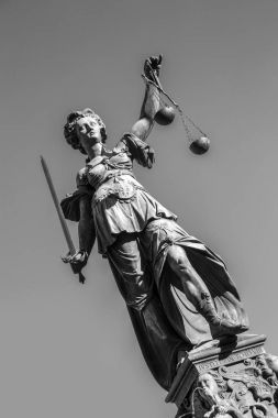 Justitia - adalet heykel Roemerberg meydanında