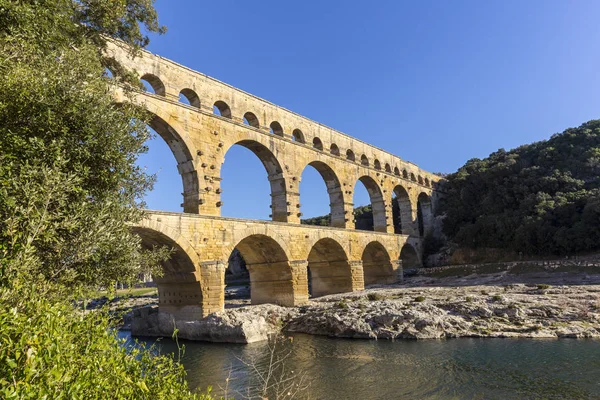 Pont du Gard är en gammal romersk akvedukt nära Nimes — Stockfoto