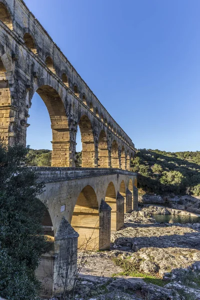 Pont du Gard é um antigo aqueduto romano perto de Nimes — Fotografia de Stock