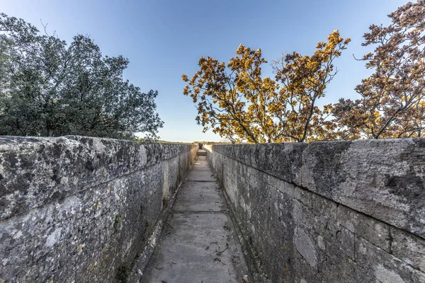 Pont du Gard é um antigo aqueduto romano perto de Nimes — Fotografia de Stock